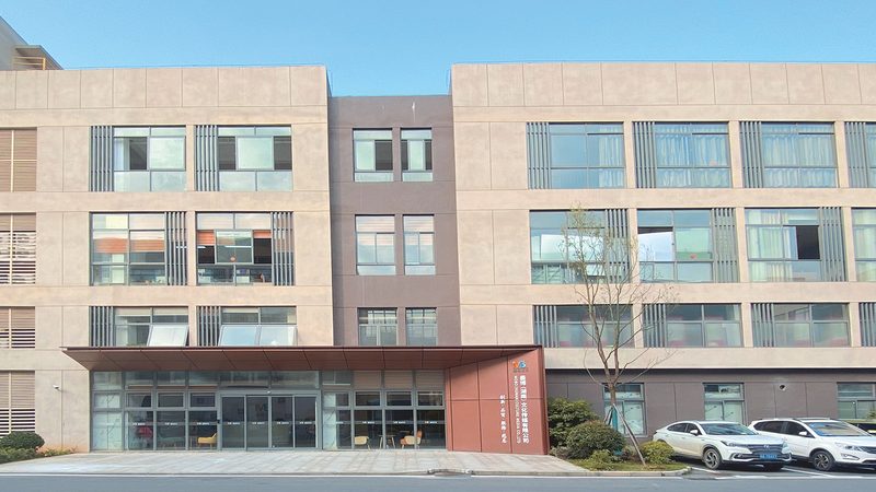 文化传媒公司注册自己办还是找代办